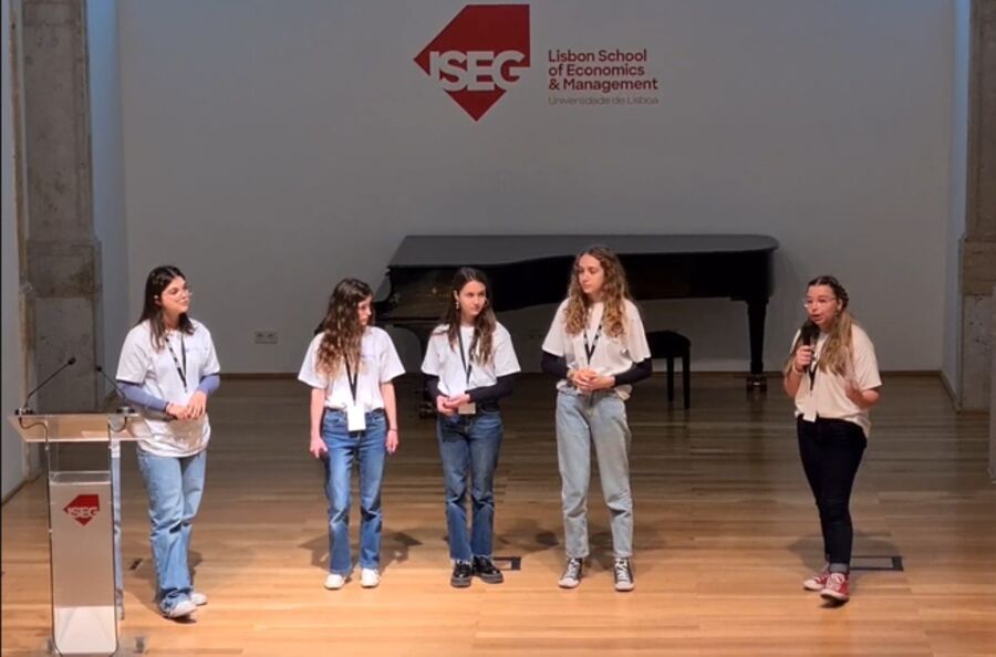 Equipa a apresentar o projeto em palco no auditório do ISEG